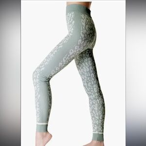 Leopard print, base layer leggings. Large